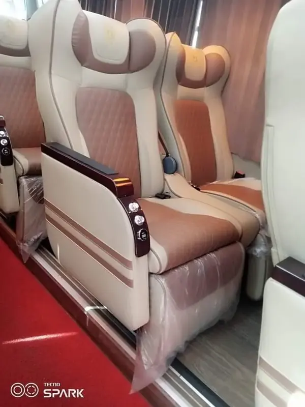 مقاعد واسعة بمساند للذراعين داخل باص VIP